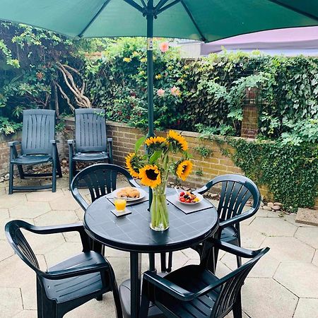 Spacious House, Free Parking & Patio Garden Farnham  Exteriér fotografie