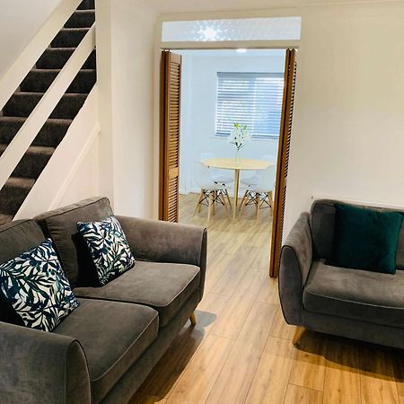 Spacious House, Free Parking & Patio Garden Farnham  Exteriér fotografie