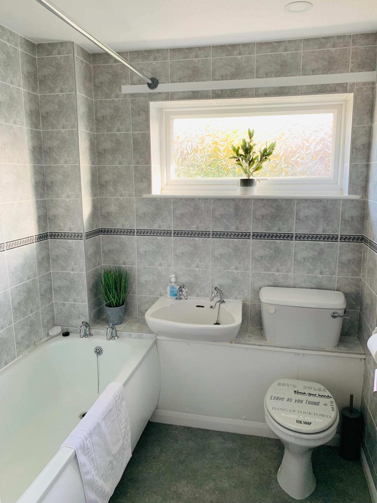 Spacious House, Free Parking & Patio Garden Farnham  Exteriér fotografie