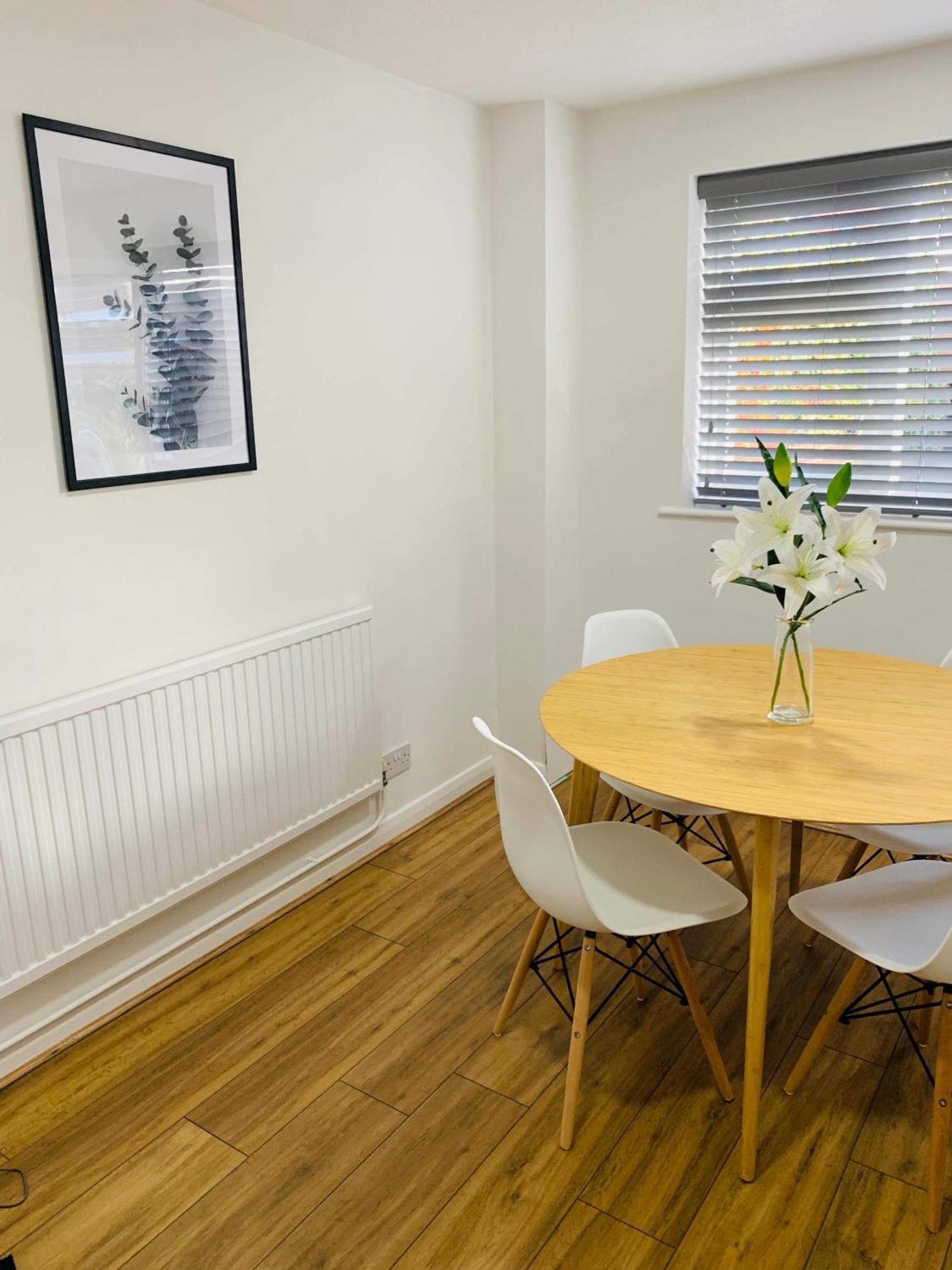 Spacious House, Free Parking & Patio Garden Farnham  Exteriér fotografie