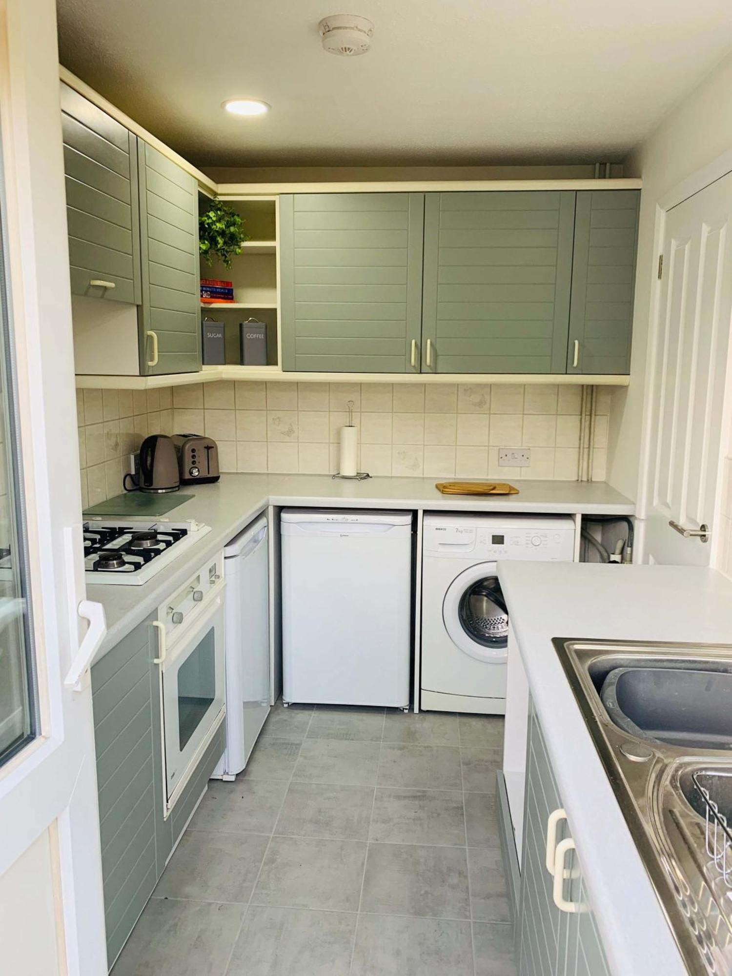 Spacious House, Free Parking & Patio Garden Farnham  Exteriér fotografie