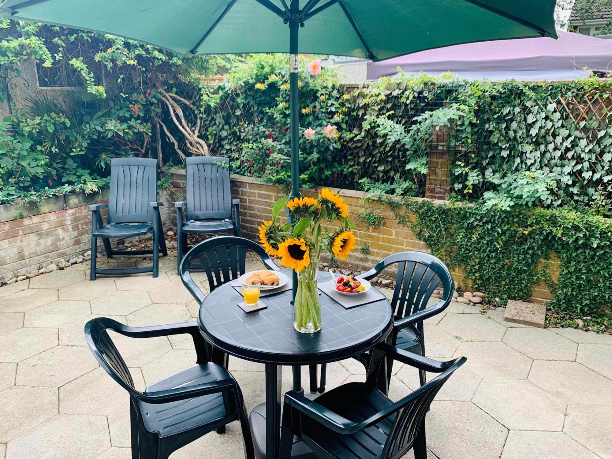 Spacious House, Free Parking & Patio Garden Farnham  Exteriér fotografie