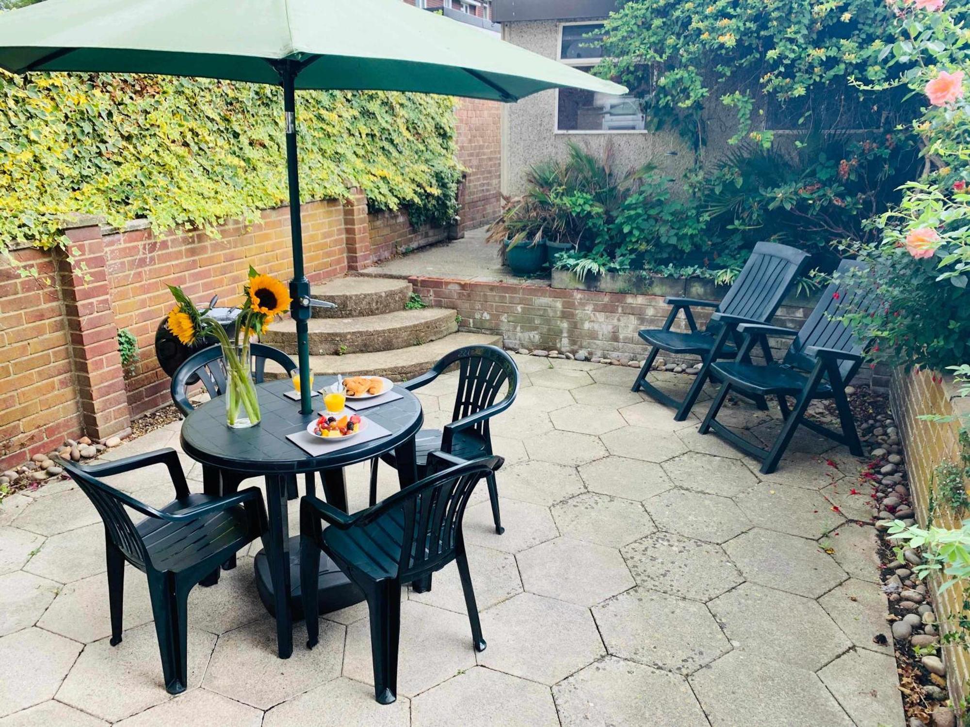 Spacious House, Free Parking & Patio Garden Farnham  Exteriér fotografie